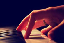 亚星官网：比赛日：萨拉赫创纪录利物浦断崖领跑 马竞翻船皇马追平巴萨.